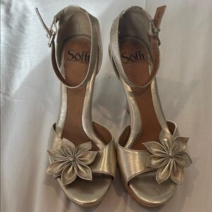 Sofft Women's St. Germain metallic gold floral strappy platform heel sandal